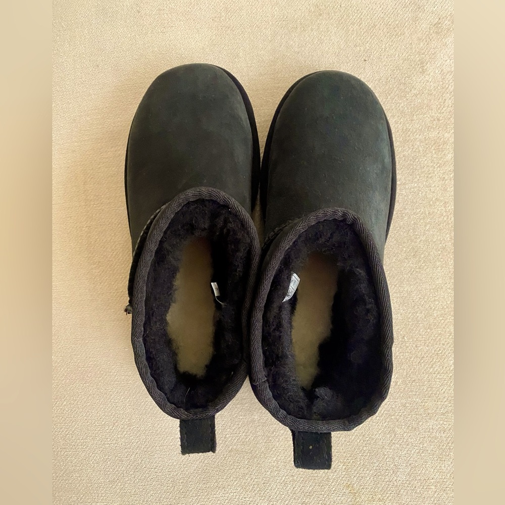 New in box Ugg Women’s Classic Mini Winter Boot